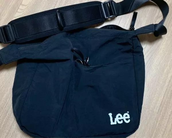 생각보다 많이 들어가고 튼튼해요!적당한 크키의 메신저백st 크로스백 찾았는데 방수도