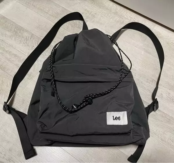 바람막이 재질이고 노트북이 들어갈 정도의 넉넉한 크기에요!