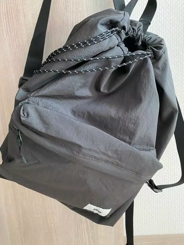 생각보다 가방이 크고 많이 들어갈 거 같아요 노트북이랑 전공책은 거뜬할 거 같네요