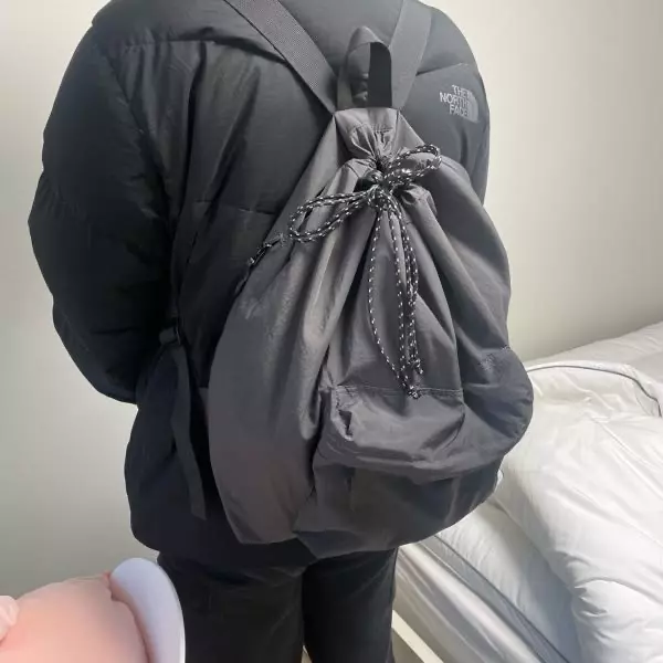 가방이뻐요 근데 마감처리가 아쉬움 박음질 뜯긴곳 많아요