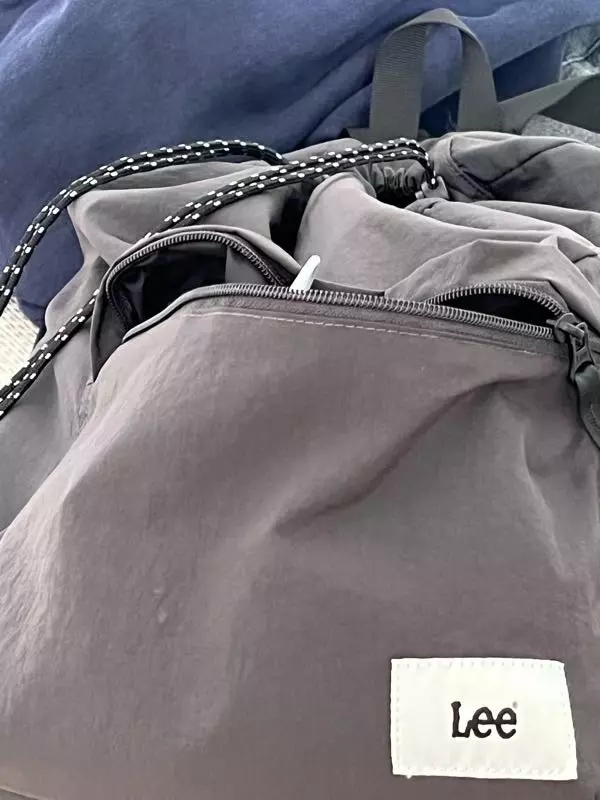 바스락 거리는 재질이고 막 들고 다니기 좋아요! 이 가방 나밖에 없음!