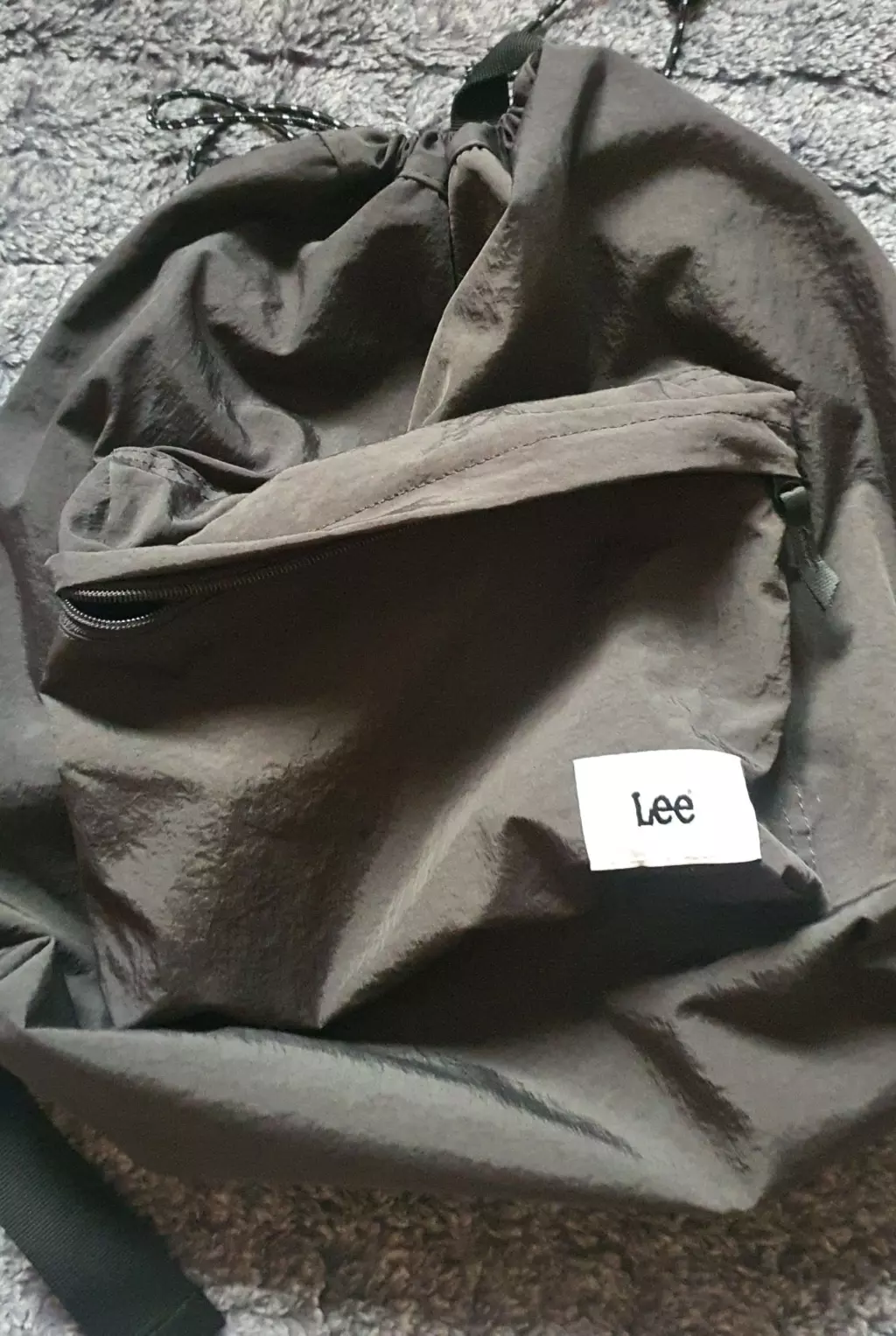 무게 가볍고 수납공간 적당해요디자인은 좋아요