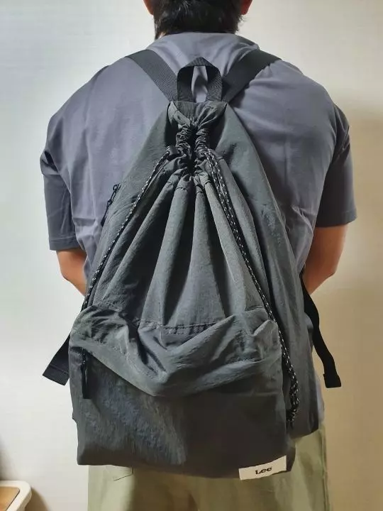 가볍고 수납이 아주 넉넉하게 잘되네요사계절 무난하게 어떠한 룩에도 저스트 일듯