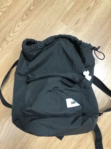 진짜 귀엽고 수납공간도 꽤 넉넉하고 가벼워요!!! 어디든 잘맬수있을것같습니당!!