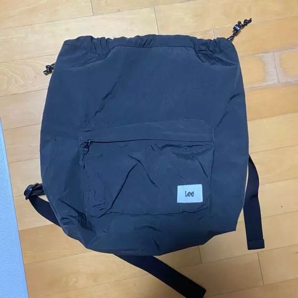 내용물을 많이 넣으면 축쳐지지만 그래도 크키나 디자인은 맘에 드네요