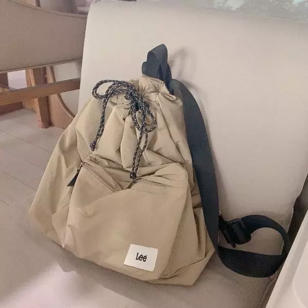 옆지퍼 실용성있고 그 덕분에 보부상은 편합니다 색은 좀 어두운베이지고 베이지에 그레