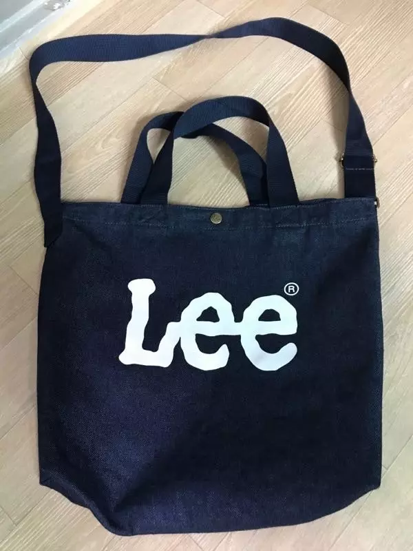 생각보다 약간 작은데 너무예뻐요 앞으로 이것만 매고 다닐 것 같아요