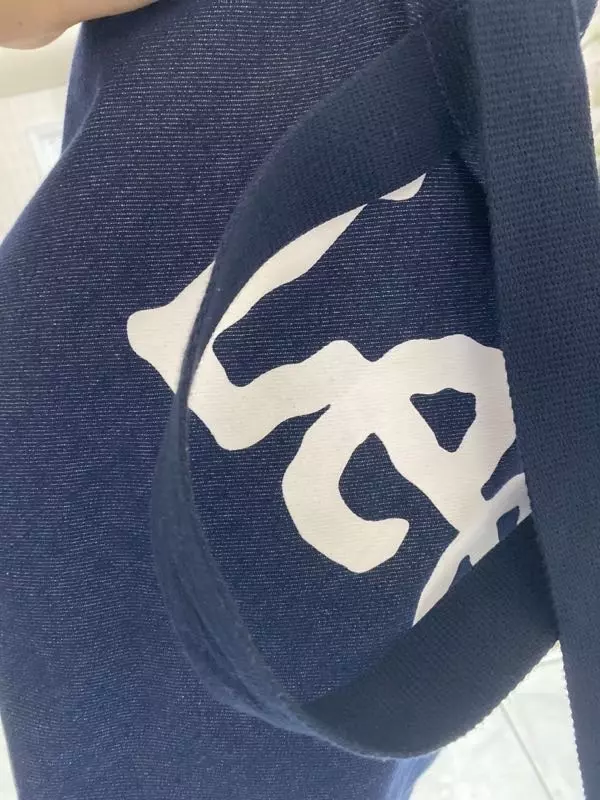 가방 색이랑 수납공간이 넉넉하여 맘에 들어요여름에 아주 유용하게 들고 다닐 것 같아