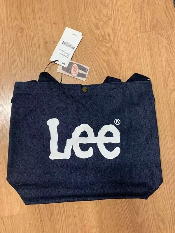 커플 가방으로 사려고 색 반전 느낌으로 청색과 흰색 구매했는데 만족합니다. 가방 크기