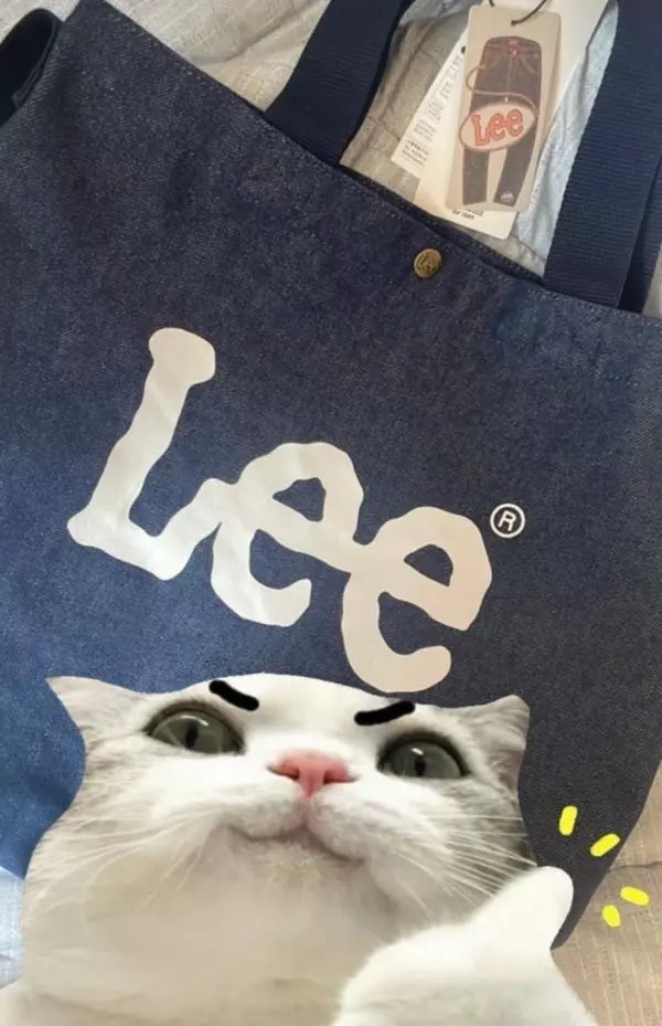 친구 생일선물로 사줬는데 잘 매고 다니네용 이뻐용