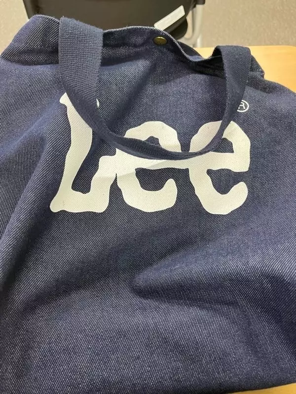 수납 공간도 넉넉하고 간단히 책한권이나 패드 정도는 넣고 다니면 좋아요