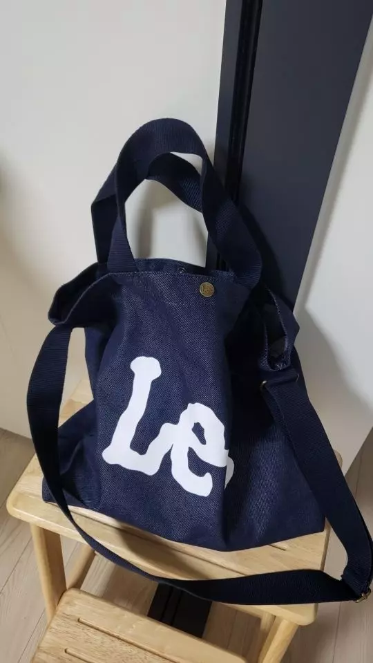 딱 휘뚜루마뚜루 가방이에여! 안에 수납 공간도 있어서 버즈나 립스틱 자주쓰는 물건들