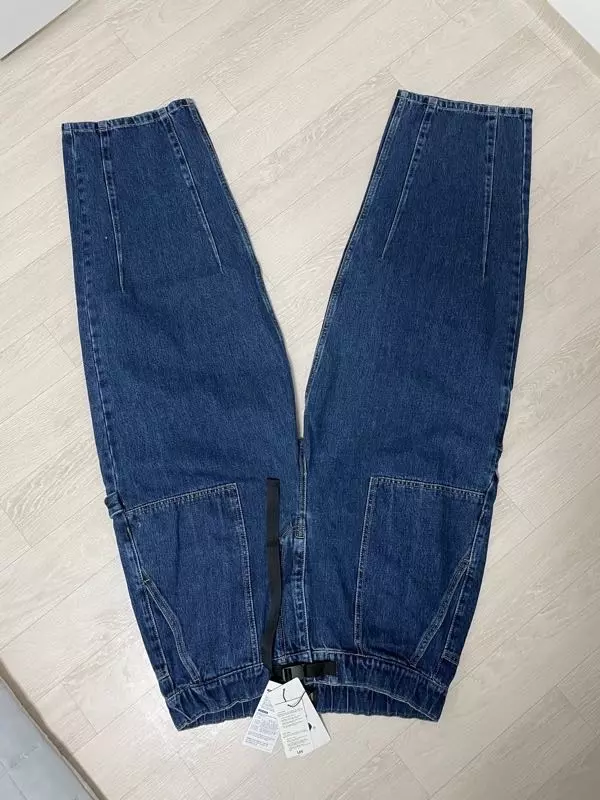 흰색 레이어드 티셔츠 입으시려면 이염 주의 하셔야겠어요낙낙한 핏에 아주 두텁진 않은