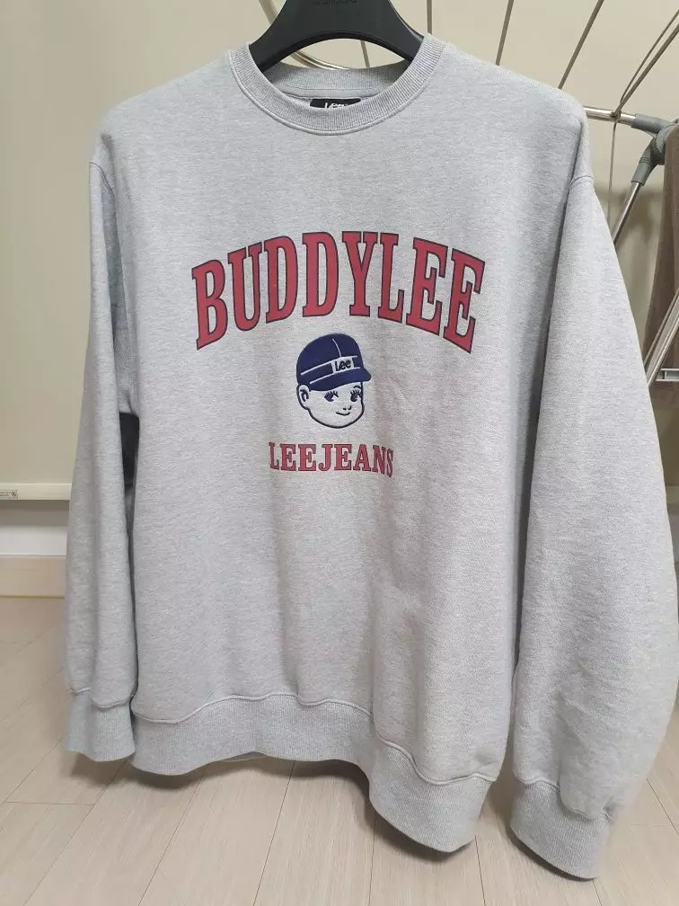 살짝 여유로운 핏이에요. 품질 좋고 세탁해도 괜찮네요.