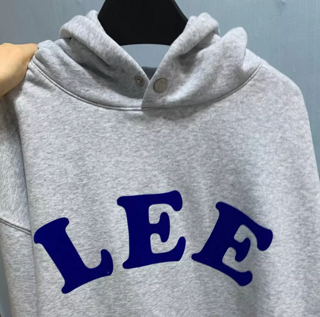 사이즈 고민했는데 작은사이즈로 구매했어요. 여유있게 잘 맞아요. 한 겨울엔 기모있는