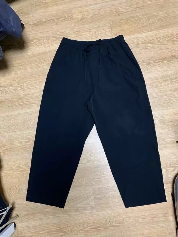 와이트 핏에 기장은 발목까지 옵니다.재질도 괜찮구요 구김도 많이 없습니다.!