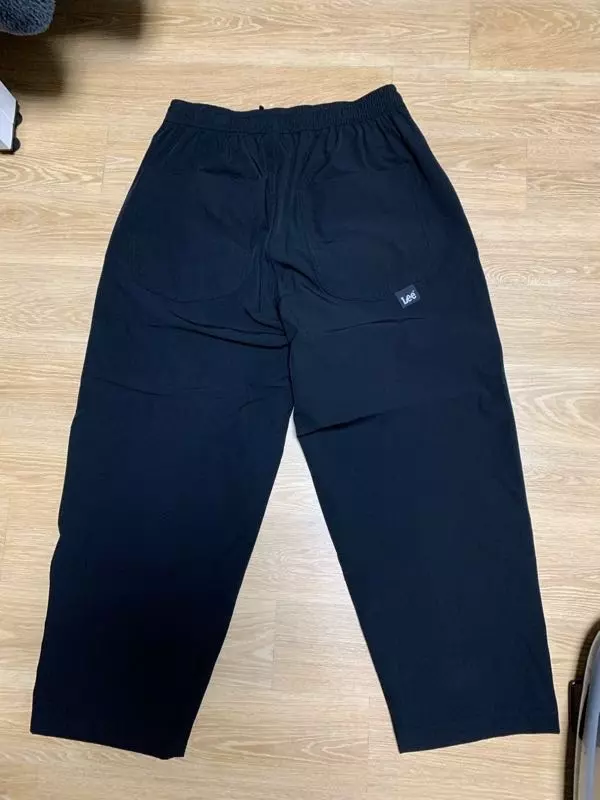 와이트 핏에 기장은 발목까지 옵니다.재질도 괜찮구요 구김도 많이 없습니다.!