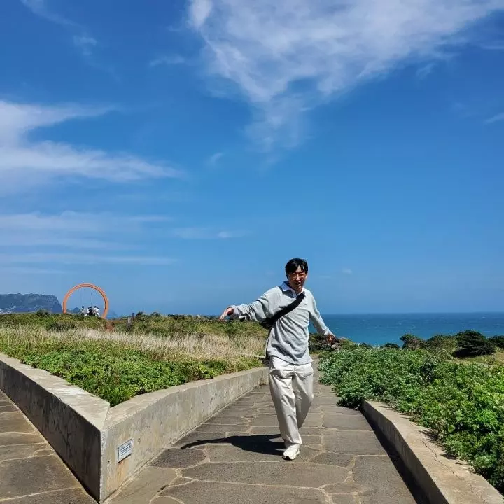 신혼여행가서 잘입었습니다. 단점은 카라부분 제가 세탁을 잘못한건지  이상하게 말리네