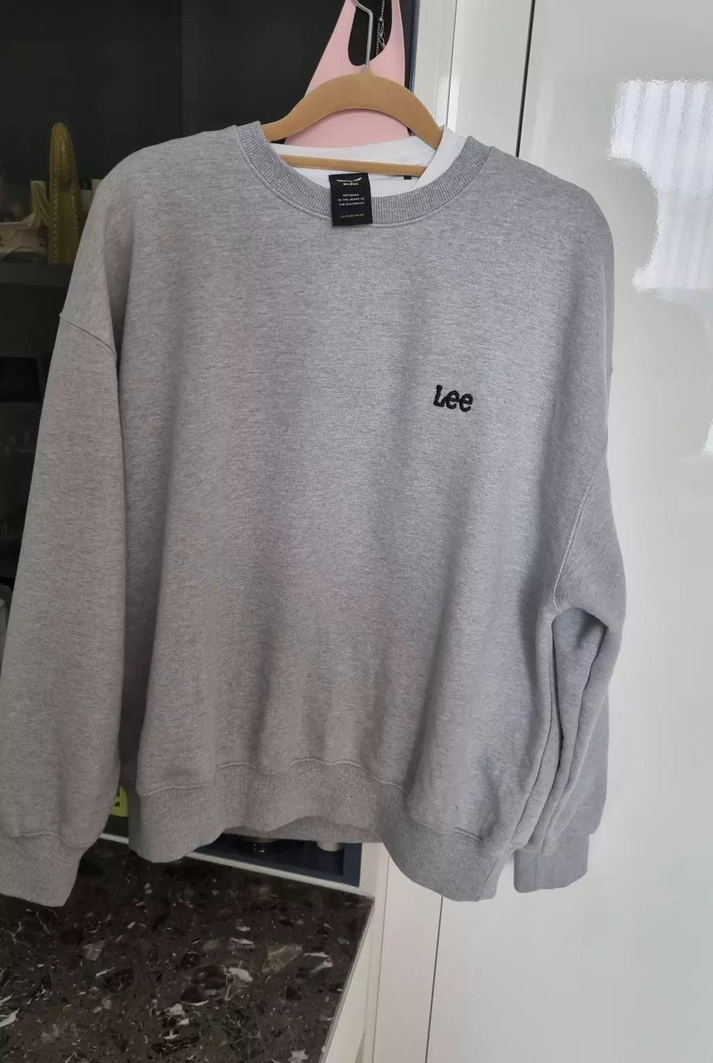 길이는 약간 짧고, 품은 넉넉하고 ,지금 입기 딱좋아요