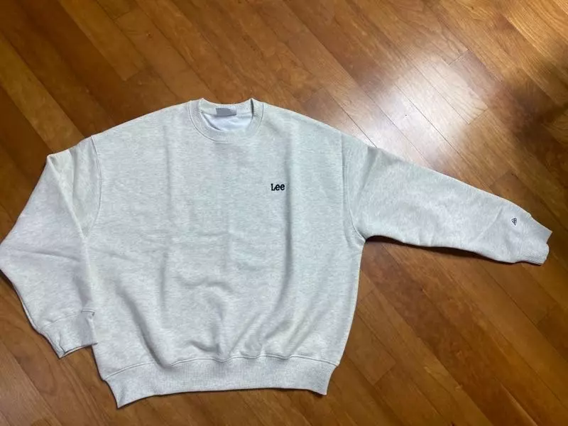 스몰했어도 잘맞을거같구요 미듐은 조금 큰듯한느낌이예요 원래오버핏이라 그렇게크단생