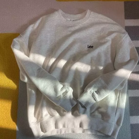 이쁜 맨투맨 득템했네요~ 소재가 보들한데 얇기는 한겨울에는 단독으로는 못입을듯해요