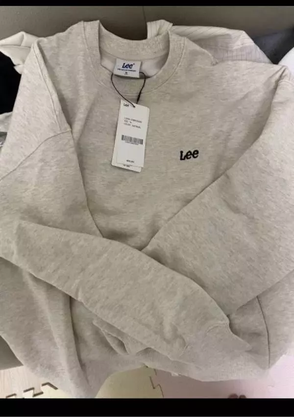 아무때나 무난하게 입게 좋고 재질도 만족합니다.