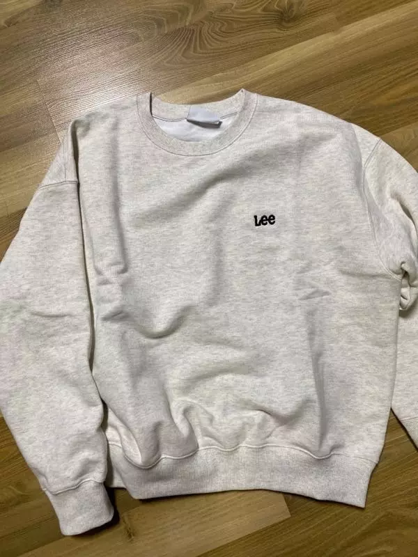 샀는데 이뿐거같아용 저희 엄마도 탐내내요 잘입을고 같아요 ㅎㅎ