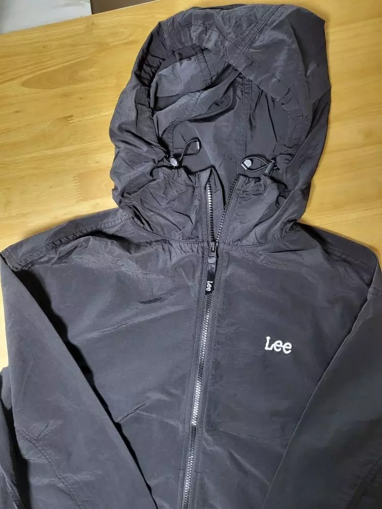 여름까지 잘입을꺼 같아요 바람막이로 예쁩니다 사진보다 훨씬 선명하고 좋아요