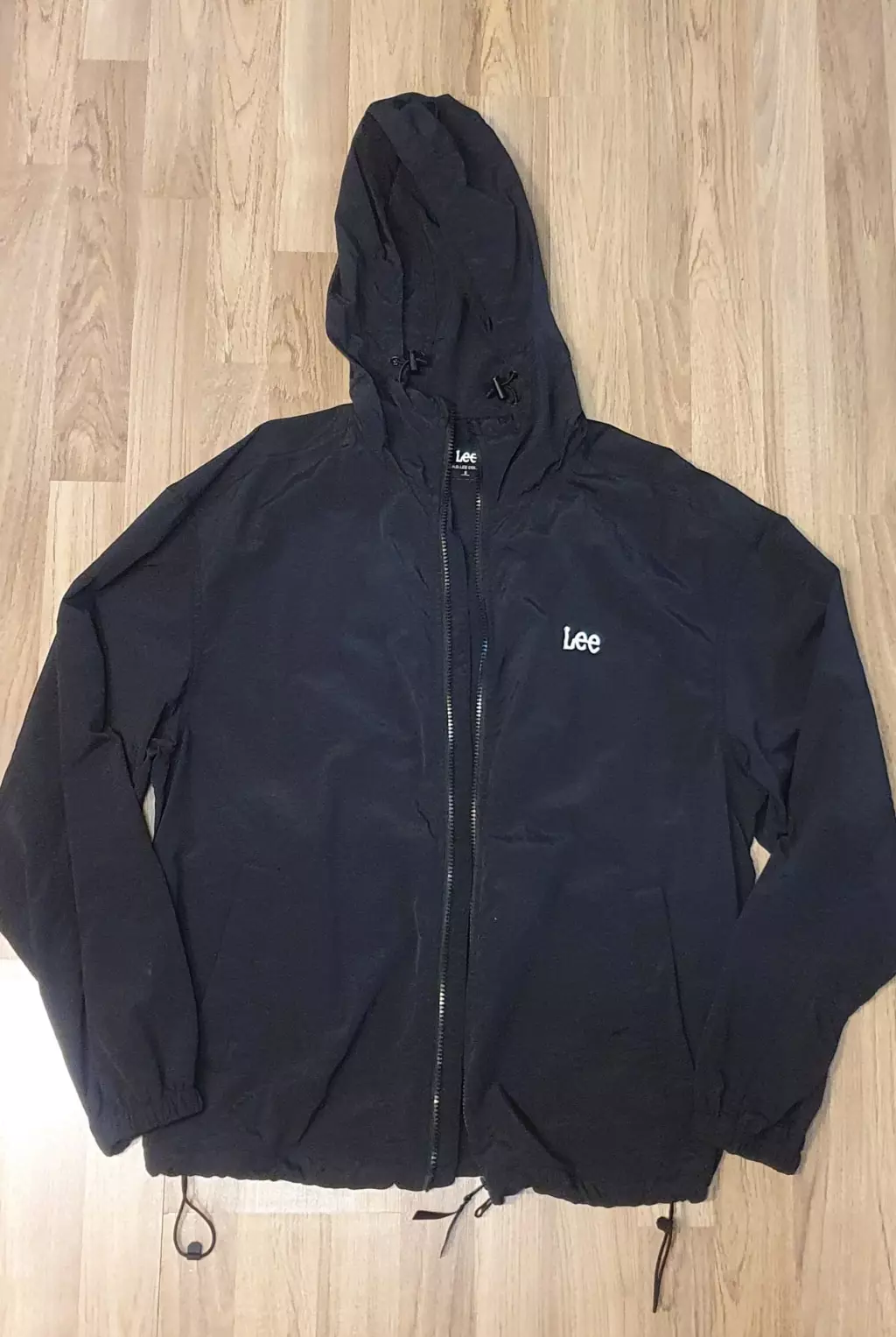 제일 작은 사이즈로 했는데도 팔기장이 기네요.여름 바람막이용으로 샀는데 여름엔 더워