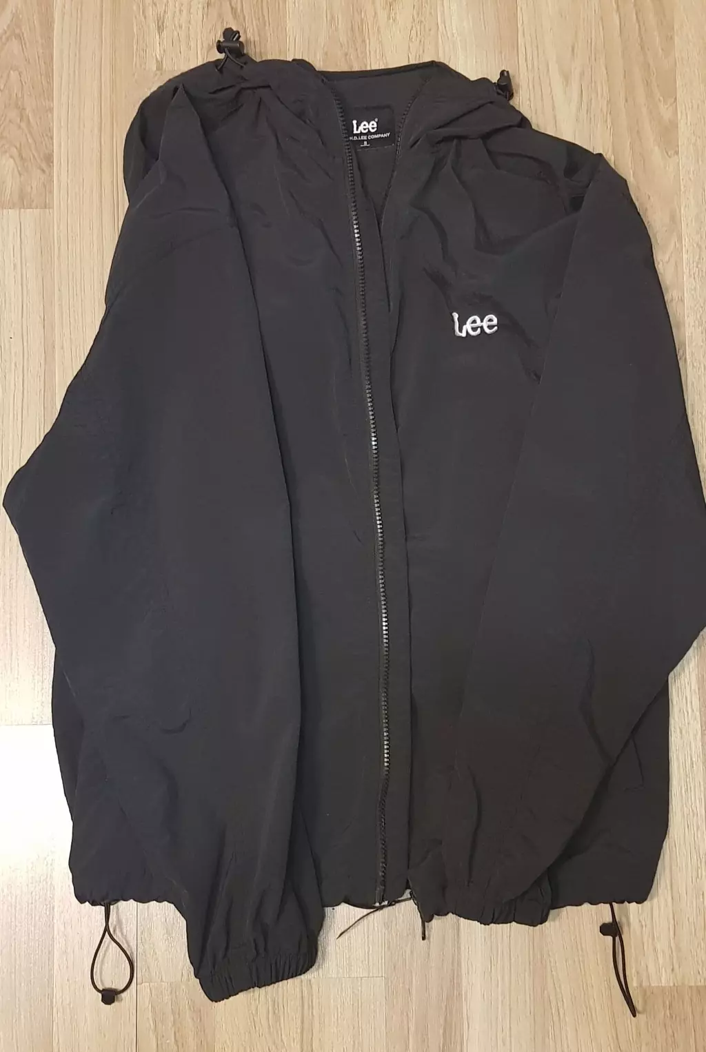 제일 작은 사이즈로 했는데도 팔기장이 기네요.여름 바람막이용으로 샀는데 여름엔 더워