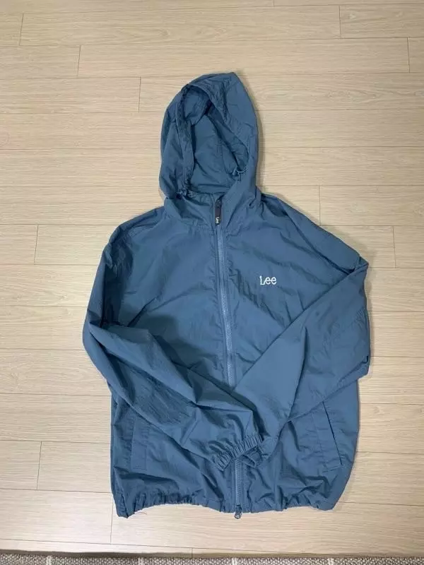 저원래 상품후기 잘안쓰는데 바람막이이뻐요 :) 색도이쁘고 다맘에들아요!!! 여러분 사