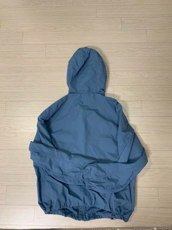 저원래 상품후기 잘안쓰는데 바람막이이뻐요 :) 색도이쁘고 다맘에들아요!!! 여러분 사