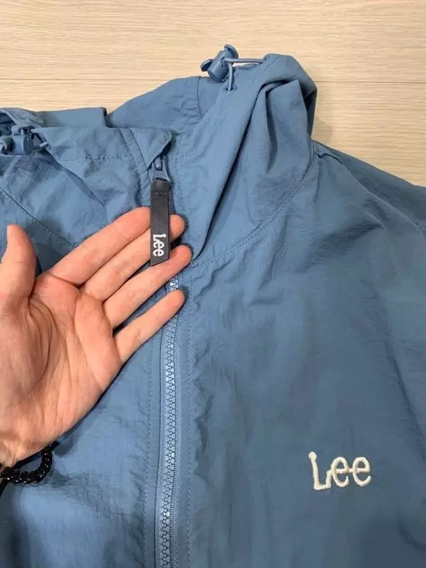 저원래 상품후기 잘안쓰는데 바람막이이뻐요 :) 색도이쁘고 다맘에들아요!!! 여러분 사