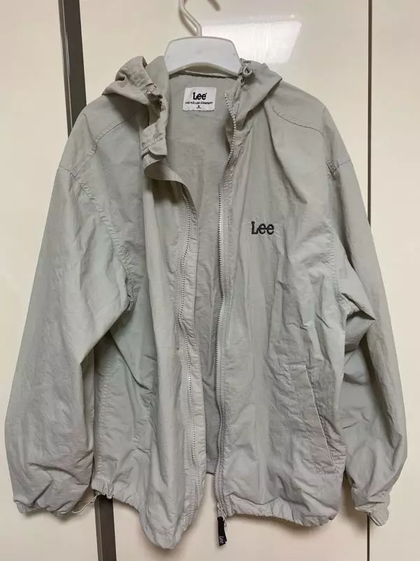 여성분들은 웬만하면 s사세요!! S도 커요 팔길이랑 품이 크게 나와서 커보입니다,,, 흔