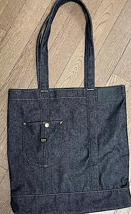 예뻐서 샀는데 수납도 많고 데님이랑 입으면 찰떡 ㅠㅠ 진짜 잘 산 것 같아요