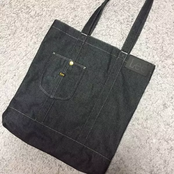 데님팬츠처럼 모서리에 포인트가 있어서 예뻐요:)