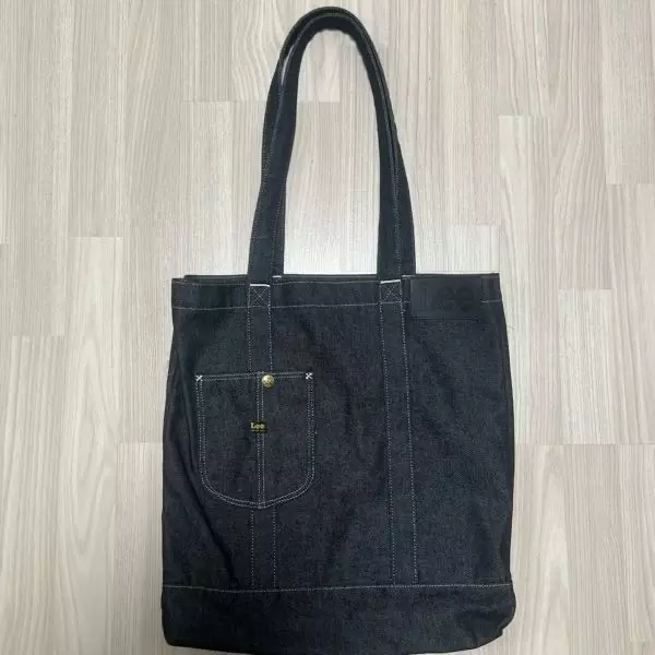 이런 디자인 에코백을 찾고있었는데 빈티지만 흰색 검은색 무난한거 말고 로고도 너무 