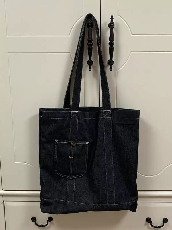 급 구매했는데 매우 만족해용주머니가 앞, 뒤, 안쪽 세 개나 있어서 넘 조아요색깔도 맘