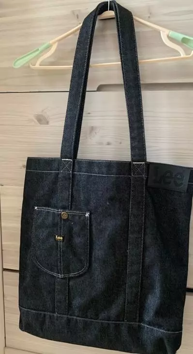 색 이뻐서 아무옷에나 잘어울리고 커서 노트북 넣고 다니기에도 좋아요!