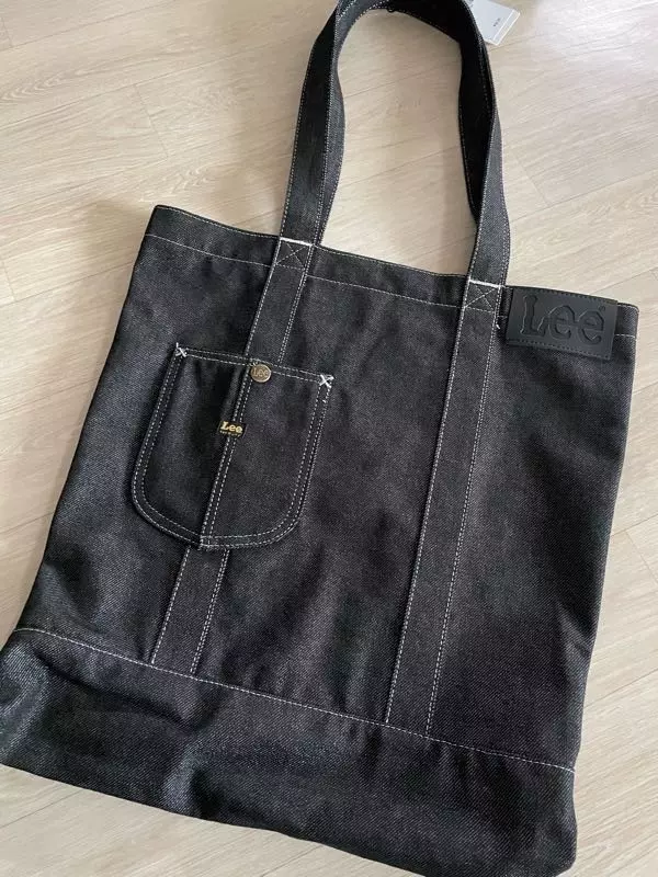 넉넉해서 물건들 많이 들어가고 안주머니랑 바깥쪽에도 작은주머니있어서 조그만한거 넣