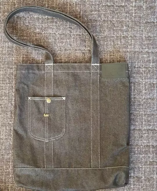 가죽 로고 포인트가 진짜 예쁜 포켓 에코백이네여