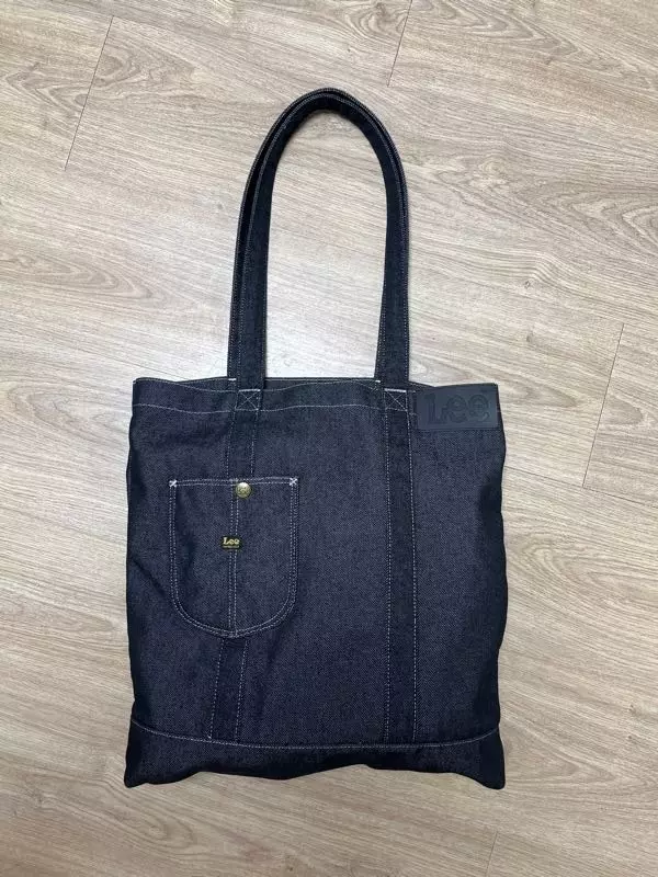 완전 휘뚜루마뚜루 편하게 잘 들고 다녀요 이염될까봐 걱정 했는데 흰색 티랑 들고 다녀