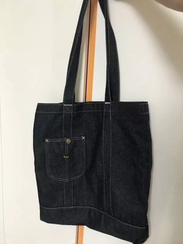 크기도 적당하고 끈 길이도 어깨에 매거나 들었을 때 예쁜 길이에요. 좋아요 :)