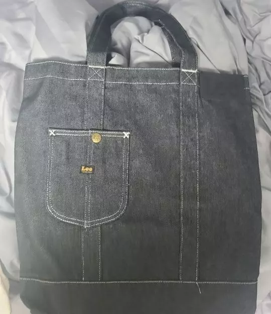 기본 에코백으로 좋아요 끈 길이는 좀 긴 거 같아요