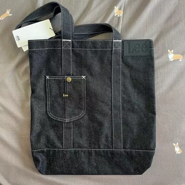 막 메고 다닐 가방 찾다가 샀는데 너무 마음에 들어요! 생각보다 더 튼튼해서 마음에 들