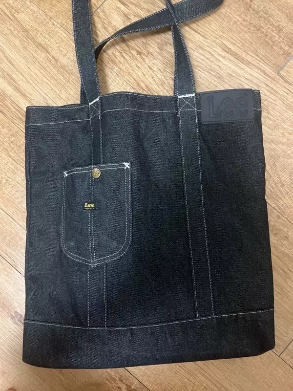 사진처럼 크기 넉넉하고 아주아주 예쁩니다 ㅎㅎ 약간의 빈티지함이 있어서 좋아요