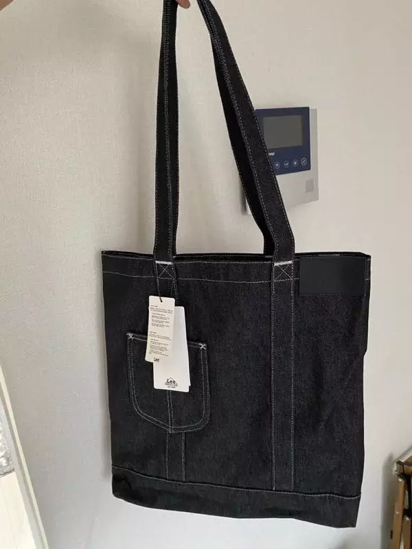 색상도 흑청이라 때타지 않고 좋네요! 외부 포켓이 있어서 휴대폰이나 작은 물건 넣기에