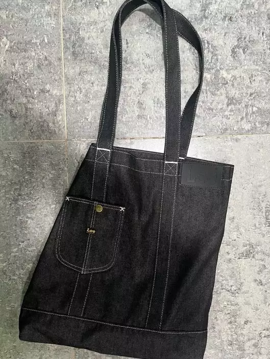 보자마자 맘에 들어서 샀는데 무난하다크기 적당 유일하게 아쉬운거는 실 색깔을 좀 더