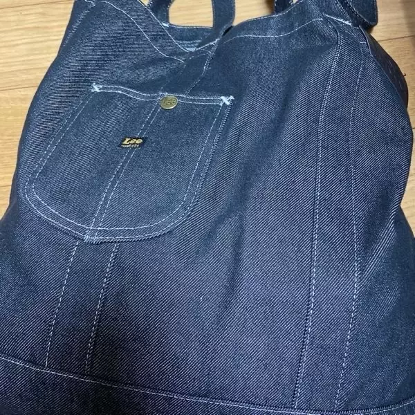 학교에 이것만 들고 다님!! 사이즈 크고 겉에도 자잘한 수납 공간 있어서 편해요