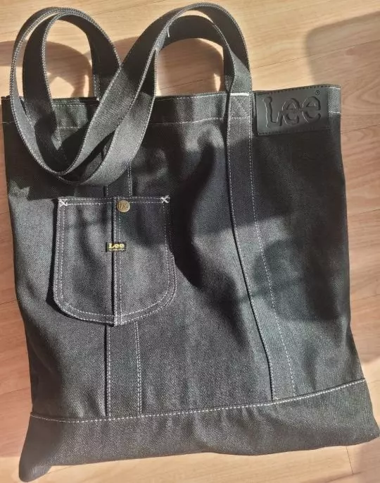 생각보다 크기도 크고 천도 데님?같아요.근데 에코백 치곤 가격이 막 저렴한건 아니고 